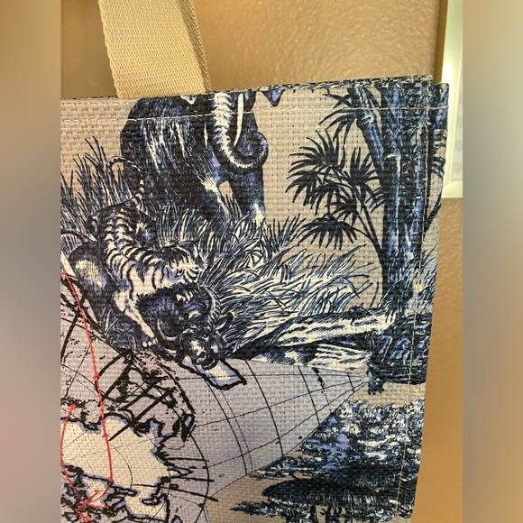 Limited Edition Dior “Around the World” tote book bag New (beauty dept) - Picture 4 of 12